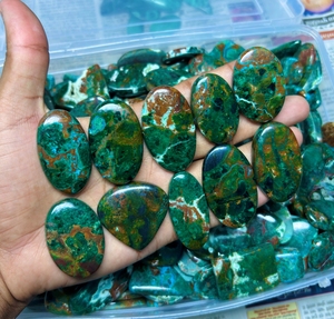Exportador Confiable ASHU GEMS, Gemas Sueltas de Crisocola Verde Natural, Cabujones de Formas Mixtas de 20MM-50MM, Hechos a Mano, Venta al Por Mayor - Product Image 3