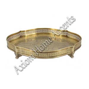 Bandeja de latón brillante con diseño elegante Ideal para decoración de mesa de Navidad y servicio de Axiom Home Accents - Product Image 1