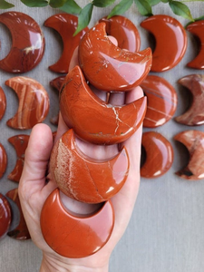 Pierre de cristal de jaspe rouge en forme de demi-lune, pierre précieuse naturelle de guérison, forme de croissant pour la décoration de bijoux et l'énergie Reiki - Product Image 3