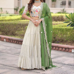 Elegante Conjunto de Lehenga Choli con Dupatta para Celebraciones Festivas, Reuniones Familiares, Compromisos y Pequeñas Funciones en Venta - Product Image 1