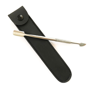 Pousse-cuticules et grattoir à ongles professionnels faits à la main, antidérapants, faciles à utiliser, durables, en acier inoxydable, avec étui de protection en cuir - Product Image 1