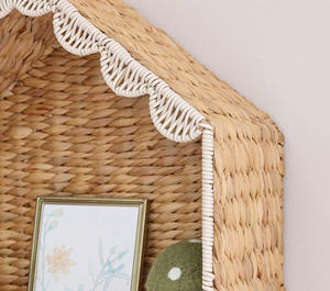Estante de pared decorativo con forma de casa, hecho a mano con jacinto de agua, ideal para la habitación del bebé, con un aspecto dulce y natural. - Product Image 3