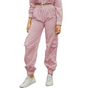 Ropa deportiva lista para el rendimiento, con pantalones. Conjunto cortavientos oversize para mujer, diseñado para movimiento activo. Conjunto de 2 piezas. - Product Image 2