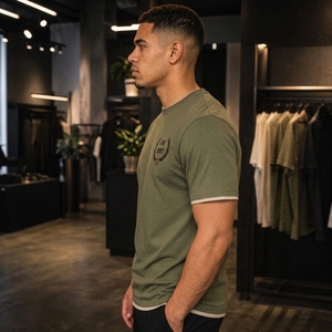 เสื้อยืดแขนสั้นสีเขียวมะกอกสำหรับผู้ชายรุ่นใหม่ ดีไซน์ขอบตัดสี ทรงปกติ ผ้าเจอร์ซีย์คอตตอนลำลอง คอกลม พร้อมโลโก้ด้านหน้า ราคา - Product Image 3