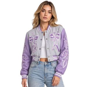 Chaqueta Varsity Personalizada con Parches Gráficos Mixtos, Corte Recortado, Mangas de Cuero, Diseño con Parches de Letras Decorativas - Product Image 4