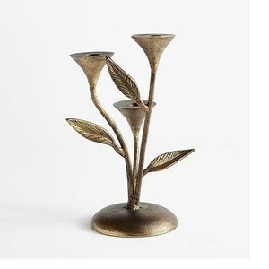 Support de bougie sculptural artisanal en laiton vieilli, motif bouquet botanique, à 3 bras, avec tige feuillue, pour cheminées élégantes - Product Image 1