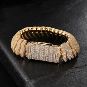 Bracelet pour homme plaqué or 22 carats avec diamants taille baguette, serti en chaîne, maillons géométriques de luxe, pour usage quotidien - Product Image 3