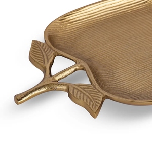 Magnifique plateau de service en métal doré en forme de pomme, avec surface linéaire texturée et pied élégant orné de détails de feuilles. - Product Image 3