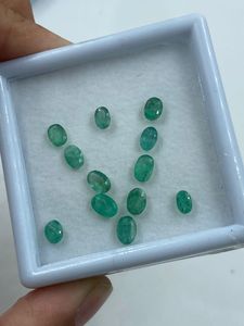 พลอยมรกตธรรมชาติคุณภาพดีที่สุดจากแซมเบีย รูปทรงวงรี 4.20 กะรัต ขนาด 3x5-4x6 มม. จี้ห้อยคอ เครื่องประดับชั้นดี ขายส่ง - Product Image 4