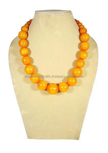 Collar de resina de declaración minimalista vintage, joyería hecha a mano elegante para mujer en diseño retro atemporal - Product Image 4