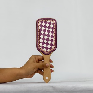 Cepillo para el cabello de madera con incrustaciones de cuero a cuadros morado y blanco, mango de diseño clásico y moderno - Product Image 1