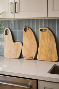 Planche à découper en chêne massif sur mesure, compatible couteaux, avec trou de suspension rond - Product Image 2