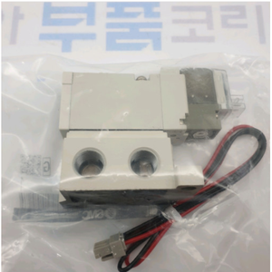 Válvula solenoide SMC Pneumatics de 5 puertos - Product Image 1