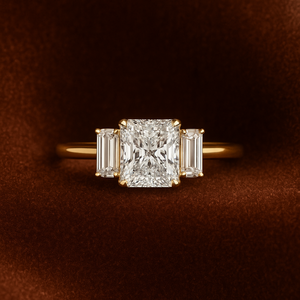 Bague de fiançailles à trois pierres taille radiant pour femme en or massif 14K/18K avec diamant de laboratoire certifié IGI – Vente en gros - Product Image 4