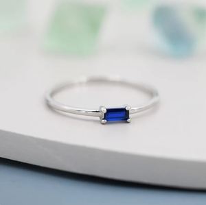 Anillo Minimalista de Plata de Ley con Circonita Cúbica Azul Zafiro en Forma de Baguette, en Plata o Oro - Product Image 3