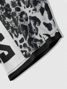 Maillot de football américain surdimensionné personnalisé à motif léopard pour homme, en maille respirante, col en V, streetwear athlétique, en polyester, avec numéro - Product Image 4