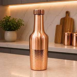 Botella de Agua de Cobre SOFIYA CRAFT con Tapa y Dos Tazas Grabadas con Diseño Martillado - Juego de Bebidas Portátil Moderno para Oficina y Viajes - Product Image 3