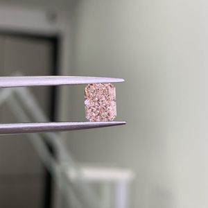 Diamant rose fantaisie de laboratoire CVD taille Radiant 1,53 ct, certifié IGI, clarté VVS, diamant non monté pour bijoux - CONCEPTION - Product Image 1