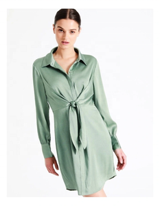Robe en satin élégante et décontractée au look chic, silhouette ajustable, design évasé, écologique, prête pour l'été - Product Image 5