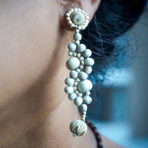 Boucles d'oreilles pendantes en bois de tulsi faites à la main de qualité supérieure, unisexes, tendance, bijoux ethniques, cadeau, collection de créateurs, légères - Product Image 1