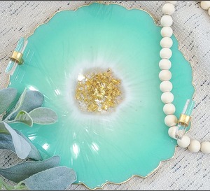 Plateau décoratif en verre abstrait, forme irrégulière, design moderne, technique de revêtement, motif vert et or, emballage en une seule pièce - Product Image 5