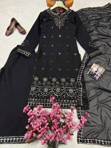 Ensemble de kurta en coton noir brodé pour femmes avec un motif floral, longueur au sol, tenue traditionnelle indienne pakistanaise pour les occasions spéciales - Product Image 1