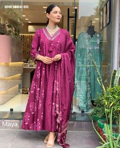 Hermoso conjunto de rayón con diseño estampado, cuello en V y pantalón Anarkali largo con dupatta, proveedor de la India a precio mayorista. - Product Image 4
