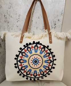Sac fourre-tout en toile brodée mandala bohème avec accents de pompons noirs et franges - Product Image 3