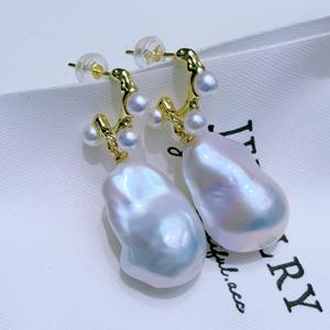 ต่างหูเงินแท้สไตล์ฝรั่งเศสย้อนยุค ดีไซน์หรูหรา รูปทรงตัว C ประดับมุกน้ำจืดหลากสีสัน ดีไซน์ทันสมัย - Product Image 1