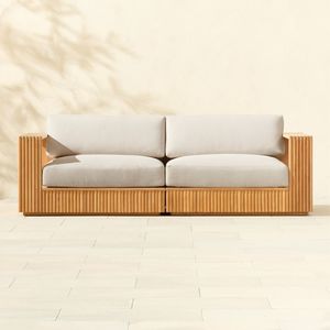 Canapé de salon extérieur en teck distinctif avec des lattes linéaires élégantes et des coussins profonds pour les espaces de patio modernes - Product Image 1