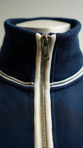 Survêtement unisexe en nylon écologique avec capuche zippée, fermeture automatique, manches longues, poches latérales, fermeture éclair métallique RIRI, noir - Product Image 5