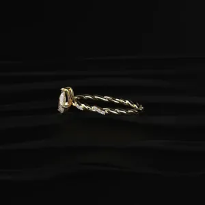 Bague en diamant émeraude et poire certifiée IGI, clarté D-E VVS-VS, avec bande pavée torsadée, magnifique bague en diamant provenant d'un fournisseur indien - Product Image 4