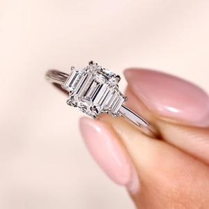 Bague à trois pierres en émeraude et diamant trapézoïdal taille étagée, 1,20 carat, diamant de laboratoire, bague de fiançailles et de mariage, bijoux, bague en or 14 carats - Product Image 3