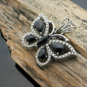 Elegante colgante de mariposa de ónix con detalles plateados - Product Image 3