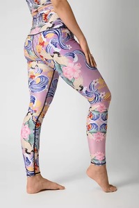 ชุดโยคะผู้หญิงแบบ 2 ชิ้น พิมพ์ลายเอสเพรสโซ่ OEM รุ่นล่าสุด ระบายอากาศได้ดีและซับเหงื่อ กางเกงเลกกิ้งเอวสูงแบบครอป - Product Image 4