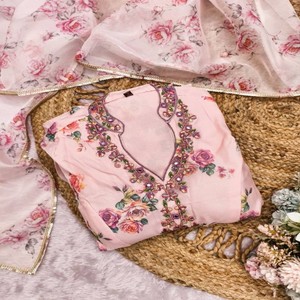 Robe longue de soirée VASTRA COTTAGE en soie Tebby à imprimé numérique avec dupatta, tenue de créateur pour femme, idéale pour les occasions spéciales - Product Image 1