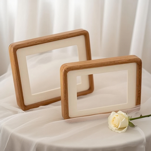 Cadre photo en bois style vintage en promotion pour une décoration intérieure classique avec finition grain naturel, durable, disponible à la vente - Product Image 3