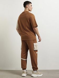 Ensemble de survêtement pour homme, couleur marron, blocs de couleurs, manches courtes, col rond, pantalon de jogging décontracté avec poches latérales, respirant - Product Image 3