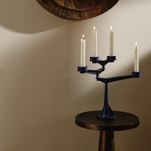 Candélabre moderne bleu en métal 4 branches, en fonte durable, design élégant à multiples bras, finition thermolaquée pour la décoration intérieure et les événements - Product Image 5