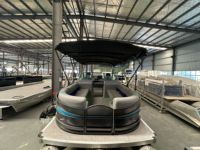 Terlihat Klasik aluminium mewah 27ft buatan tangan perahu Pontoon perahu tempel baterai 100-150HP keluarga hiburan memancing