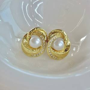 Pendientes de Perlas de Lujo Zhuji Danshui, Pendientes Geométricos Haoshi de Plata Pura, Accesorio Elegante y con Estilo - Product Image 1