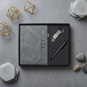 Agenda exécutif Aurelux RE045 en velours gris A5 multicolore, reliure de qualité supérieure, 192 pages, stylo inclus, usage professionnel, logo personnalisé - Product Image 1