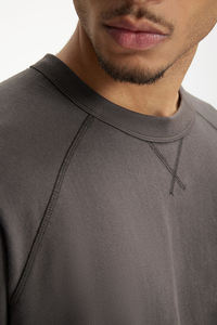 เสื้อยืดแขนสั้นผู้ชาย คอกลม ดีไซน์ผ่าข้าง สไตล์ลำลองสำหรับฤดูร้อน ทรงหลวม สีพื้น ผ้าคอตตอนผสม หลายสี - Product Image 4