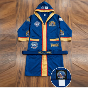 Bata de Boxeo Regal Three Azul con Logotipo Bordado en Dorado, Ropa de Artes Marciales para Hombre, Bata de Boxeador - Product Image 1