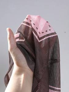 Maillot de football américain oversize Y2K rose et marron en mesh, style universitaire streetwear, avec numéro graphique, col en V, personnalisable OEM en gros - Product Image 5