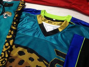 Maillot de football américain sublimé, conçu avec des panneaux ventilés, conçu pour les équipes universitaires recherchant un look professionnel unique - Product Image 3