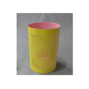 Porte-bougie décoratif en fer perforé, cylindrique, extérieur jaune, intérieur rose, motif floral géométrique découpé artistique - Product Image 3