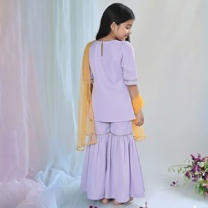 Conjunto de Túnica Sharara de Lavanda de Alta Calidad en Color Morado Claro con Bordado y Dupatta con Borde de Encaje, Colección Festiva - Product Image 3