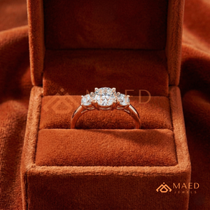 Bague en or rose ronde à trois pierres – Alliance de fiançailles romantique en or rose – Bague romantique en or rose - Product Image 4