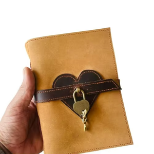 Carnet artisanal classique en cuir véritable avec serrure et clé, motif cœur, pages blanches, couverture souple, carnet de croquis, livre de lecture à bords festonnés - Product Image 1
